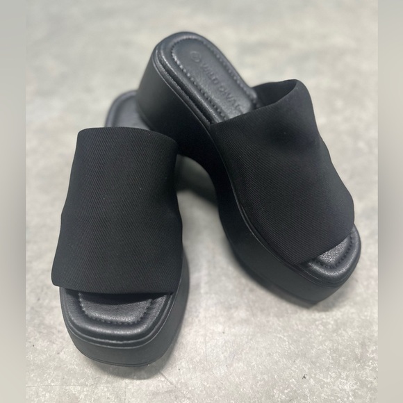 🆕 NWT Women’s Black Wide Fit Platform Slip-On Sandals | Wide Toe Band - Picture 6 of 8